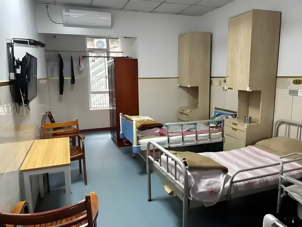 深圳深圳户口办理条件_活佛王兴夫“点化”140位女信徒，全程不穿衣服，场面失控 健职业则、位女信徒